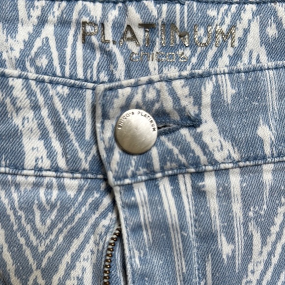 Chico's Platinum Blue and White Patterned Cropped Jeans size 12-14 (2.5) - Picture 2 of 8